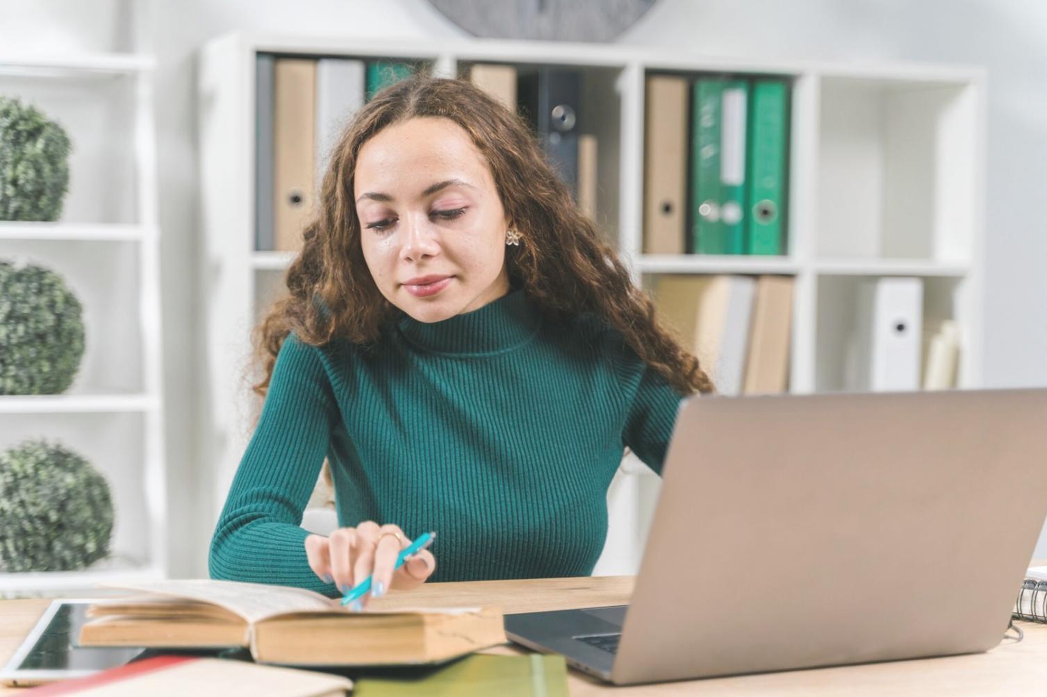Studenti durante una sessione di scrittura creativa in aula